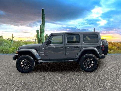 Used 2019 Jeep Wrangler Unlimited Sahara AWD/4WD image 3