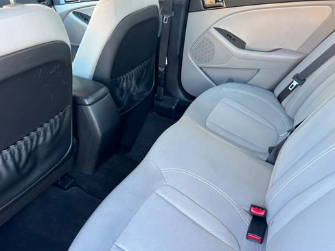 Used 2011 Kia Optima LX w/ Convenience Pkg image 12