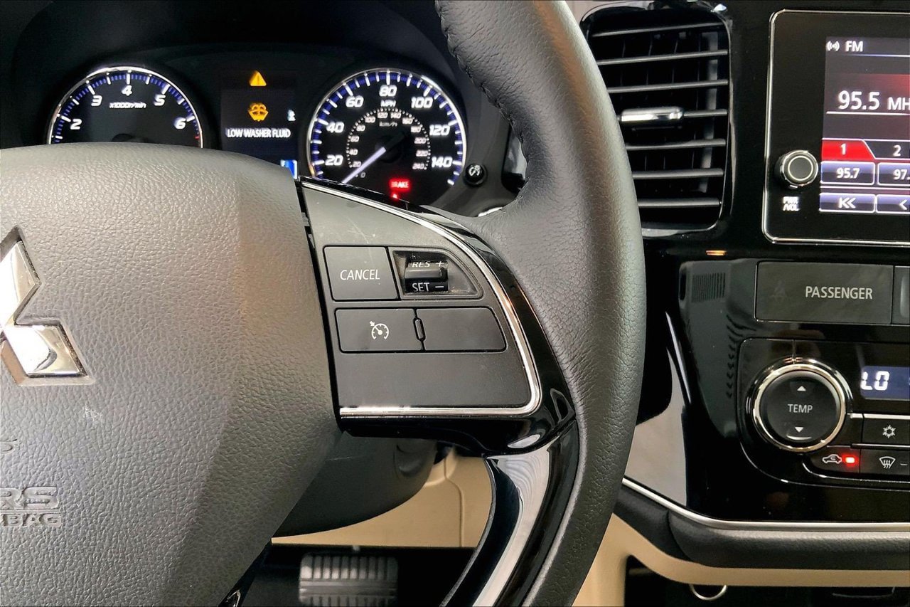Used 2017 Mitsubishi Outlander SEL FWD image 22