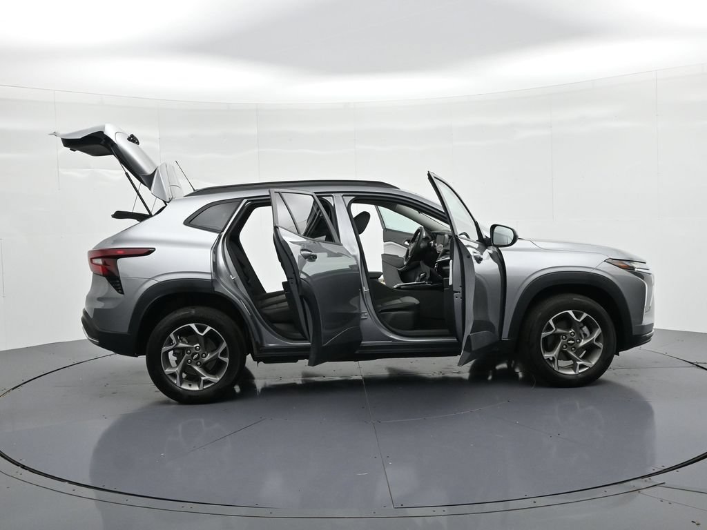 Used 2025 Chevrolet Trax LT FWD image 25
