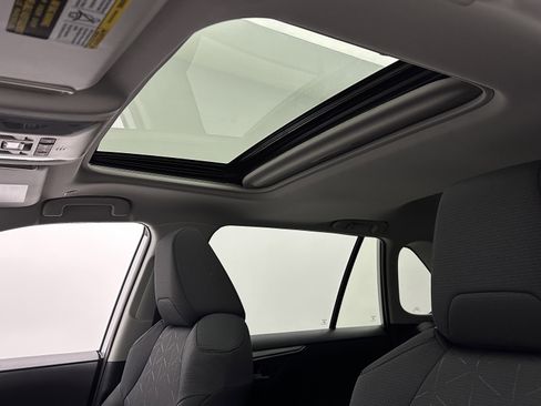 Used 2025 Toyota RAV4 XLE w/ Convenience Package image 6