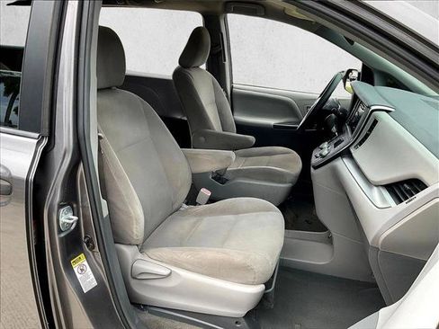 Used 2017 Toyota Sienna L FWD image 9
