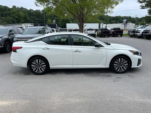 Used 2024 Nissan Altima 2.5 SV FWD image 8