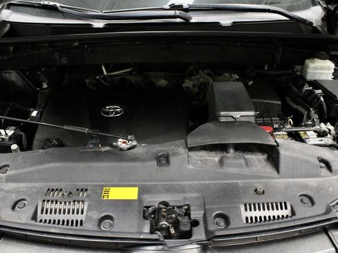 Used 2018 Toyota Highlander SE AWD/4WD image 19