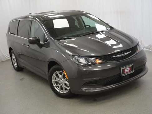 Used 2023 Chrysler Voyager LX image 8