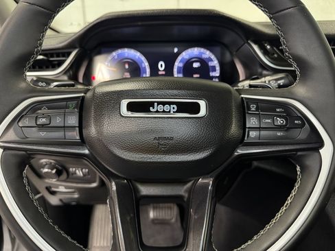 Used 2023 Jeep Grand Cherokee Laredo w/ Luxury Tech Group I AWD/4WD image 15