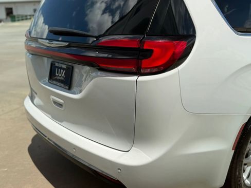 Used 2023 Chrysler Pacifica Touring-L FWD image 8