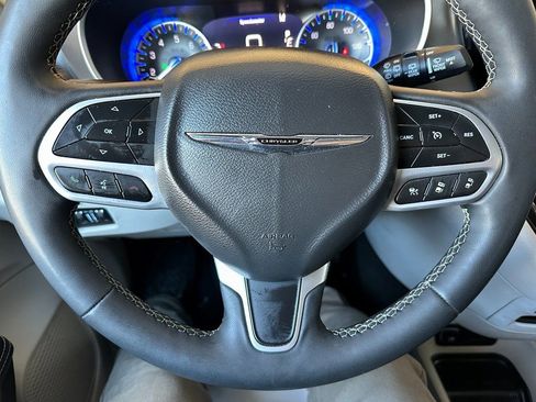 Certified 2023 Chrysler Pacifica Touring-L image 3