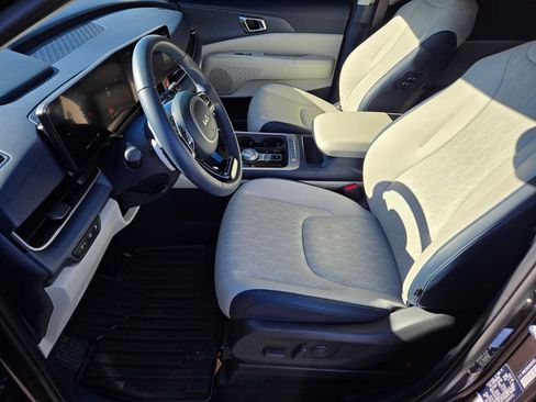 Used 2025 Kia Carnival EX image 10