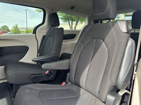 Used 2023 Chrysler Voyager LX FWD image 10