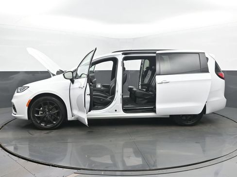 Used 2025 Chrysler Pacifica Limited image 55