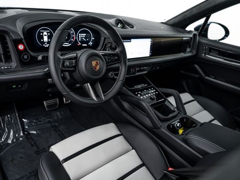 New 2026 Porsche Cayenne GTS image 4