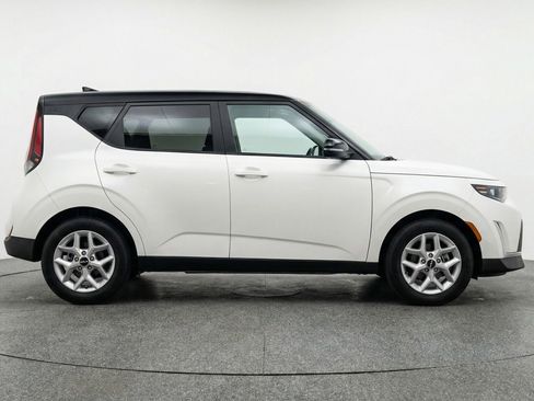 Used 2025 Kia Soul LX w/ LX Technology Package FWD image 11