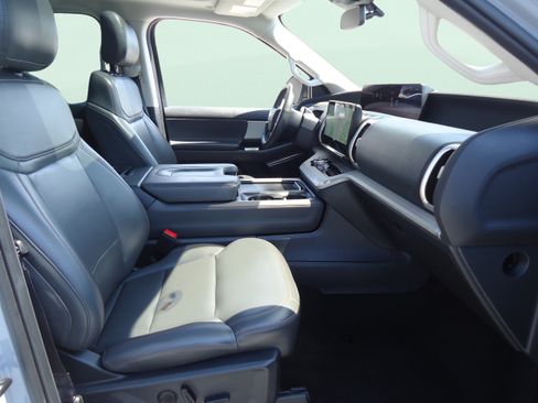 Used 2025 Ford Expedition Max Active AWD/4WD image 28