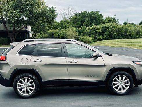 Used 2017 Jeep Cherokee Limited w/ Trailer Tow Group AWD/4WD image 2