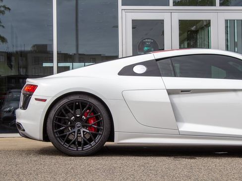 Used 2018 Audi R8 V10 w/ Premium Package RWD image 6