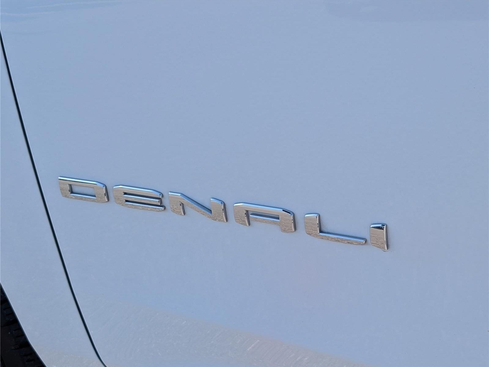Used 2025 GMC Yukon XL Denali AWD/4WD image 9