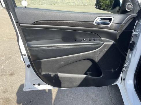 Used 2018 Jeep Grand Cherokee Altitude AWD/4WD image 10