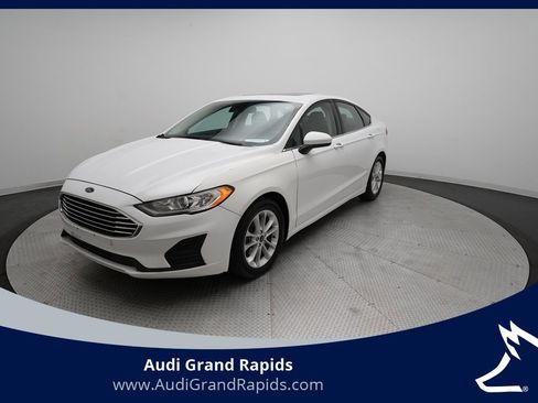 Used 2020 Ford Fusion SE image 1