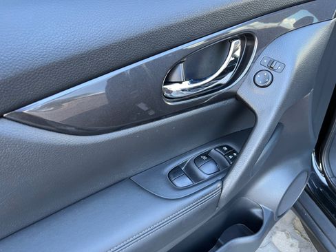 Used 2017 Nissan Rogue SV FWD image 13