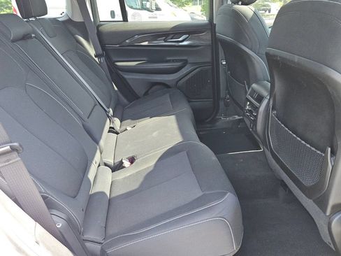 Used 2023 Jeep Grand Cherokee Laredo w/ Luxury Tech Group I AWD/4WD image 14