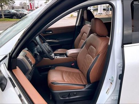 Certified 2025 Nissan Pathfinder Platinum w/ Cargo Package FWD image 18
