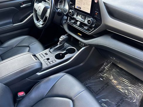 Certified 2023 Toyota Highlander XLE image 14