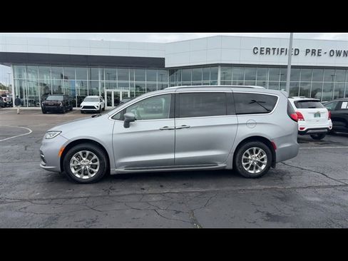 Used 2021 Chrysler Pacifica Touring-L AWD/4WD image 5
