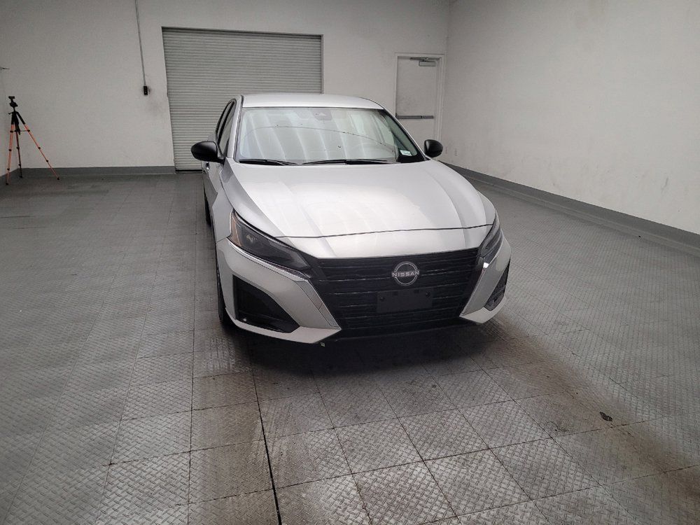 Used 2025 Nissan Altima 2.5 SV FWD image 14