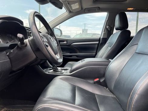 Used 2019 Toyota Highlander XLE AWD/4WD image 14