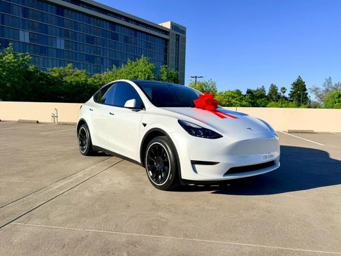 Used 2023 Tesla Model Y Long Range AWD/4WD image 1