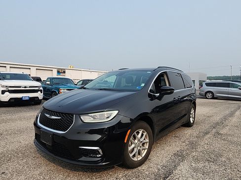 Used 2022 Chrysler Pacifica Touring-L FWD image 1