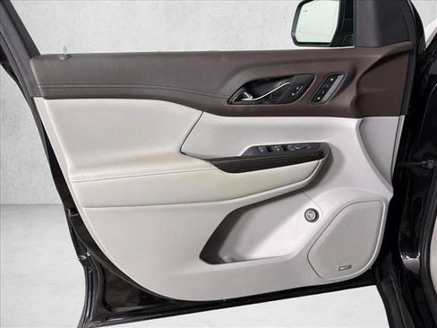 Used 2022 GMC Acadia SLT w/ Technology Package FWD image 12