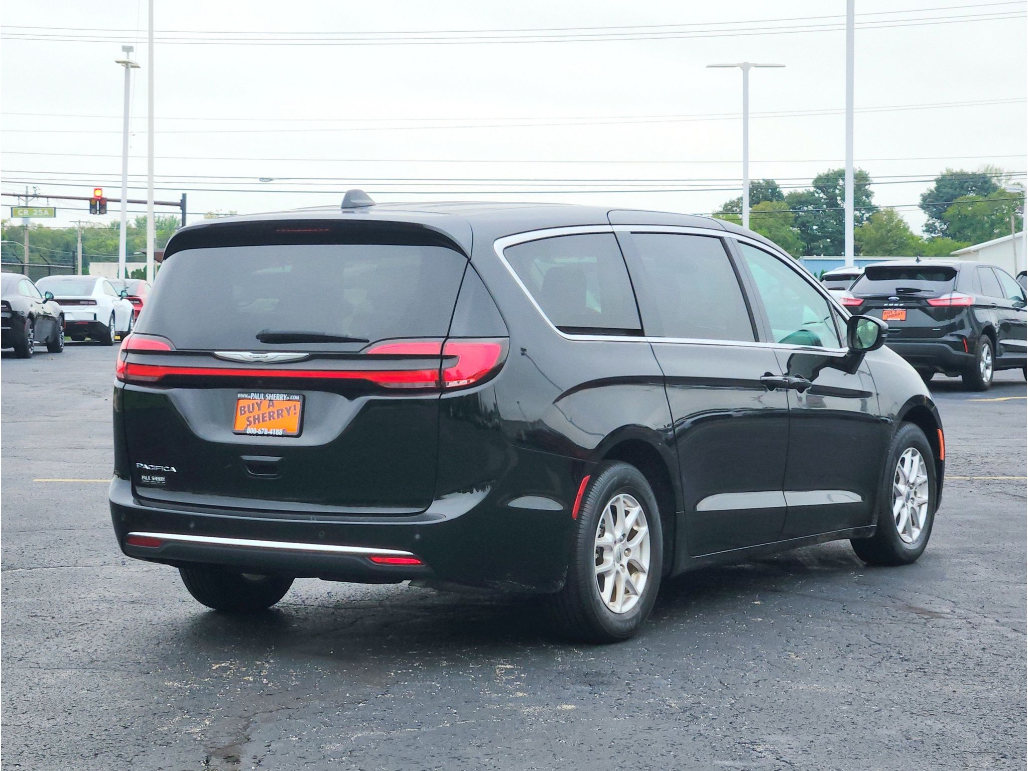 Used 2024 Chrysler Pacifica Touring-L FWD image 8