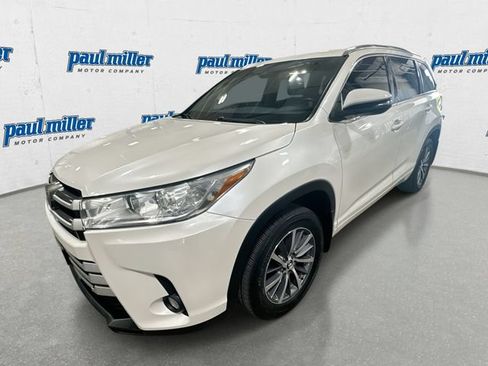 Used 2017 Toyota Highlander XLE AWD/4WD image 1