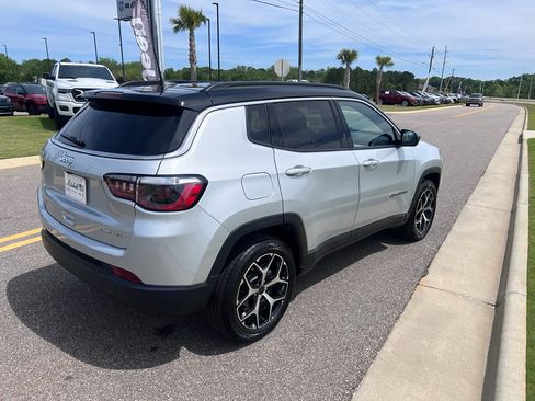 Used 2025 Jeep Compass Limited image 7