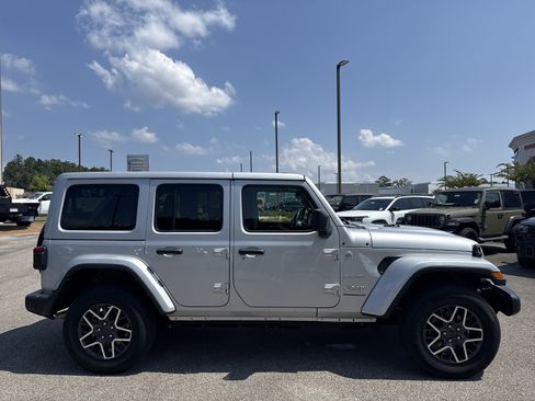 Used 2024 Jeep Wrangler Unlimited Sahara AWD/4WD image 8