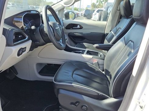 Used 2024 Chrysler Pacifica Limited FWD image 10