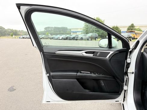 Used 2019 Ford Fusion SE FWD image 10