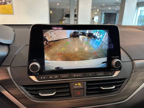 Used 2025 Nissan Altima 2.5 SV FWD image 19