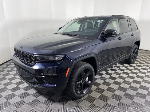 Used 2023 Jeep Grand Cherokee Limited w/ Black Appearance Package AWD/4WD image 11