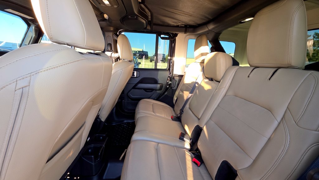 Used 2018 Jeep Wrangler Unlimited Sahara w/ Uconnect 4C Nav & Sound Group AWD/4WD image 13
