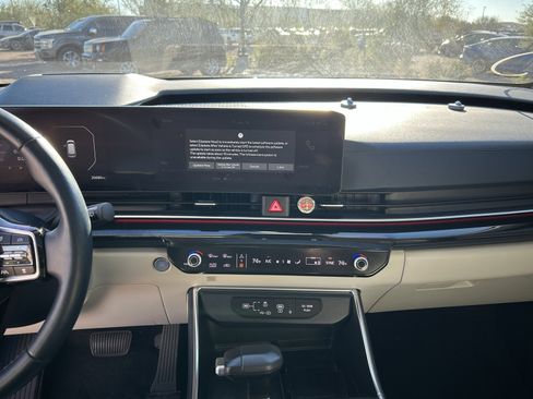 Certified 2025 Kia Carnival SX Prestige image 25