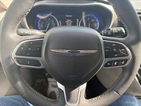 Used 2024 Chrysler Pacifica Touring-L FWD image 16
