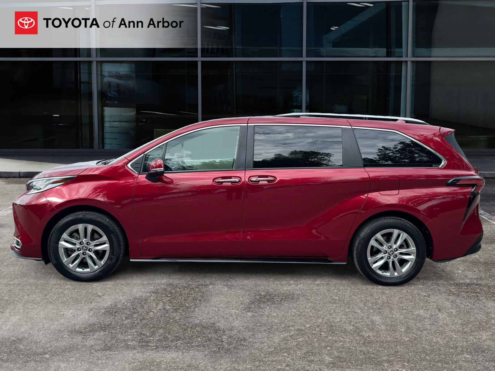 Used 2024 Toyota Sienna Limited AWD/4WD image 10