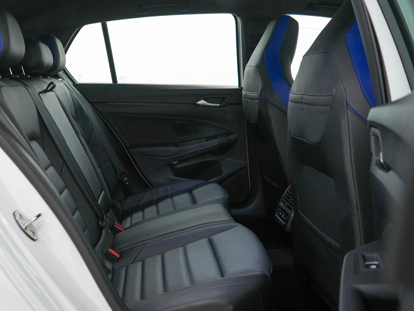 Used 2025 Volkswagen Golf AWD/4WD image 12