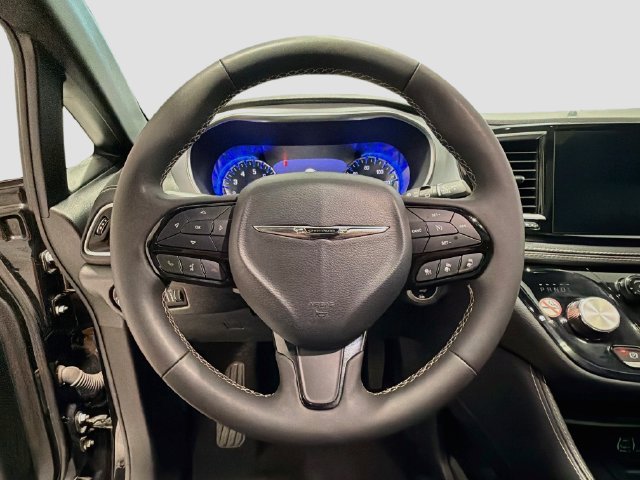 Used 2025 Chrysler Pacifica Limited FWD image 10