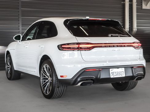 Certified 2023 Porsche Macan AWD/4WD image 3