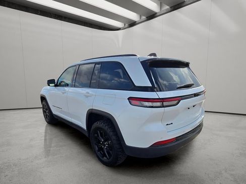 Used 2024 Jeep Grand Cherokee Altitude image 3