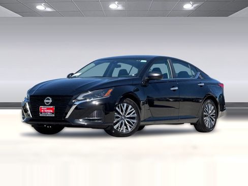 Used 2025 Nissan Altima 2.5 SV FWD image 23